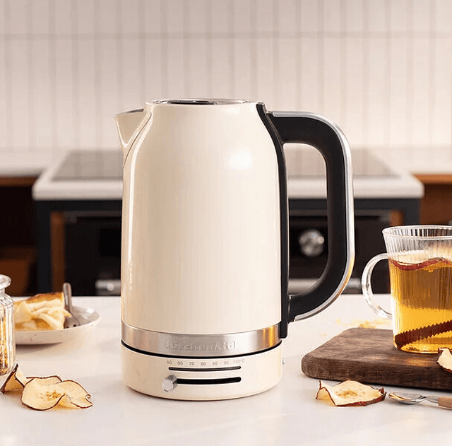 Kremowy czajnik KitchenAid