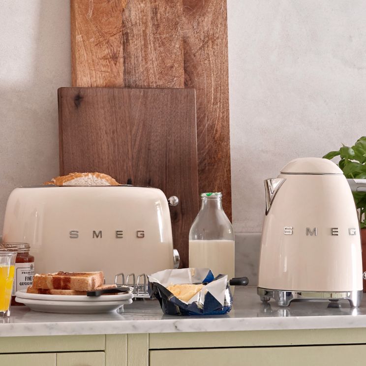 Bouilloire Smeg crème entourée de produits de la collection