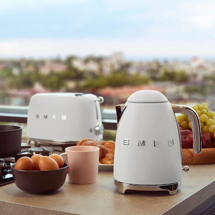 hervidor smeg color crema