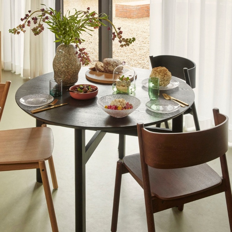 stolice u dnevnoj sobi sa zavjesama