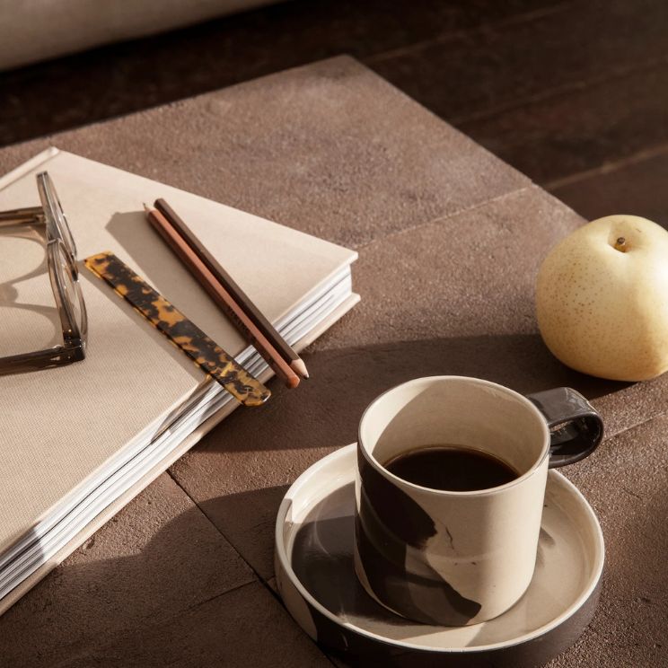 Ferm Living Inlay krus på et sidebord