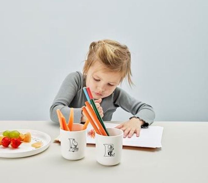 Becher mit Buchstaben