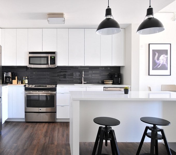 μαύρη και άσπρη κουζίνα