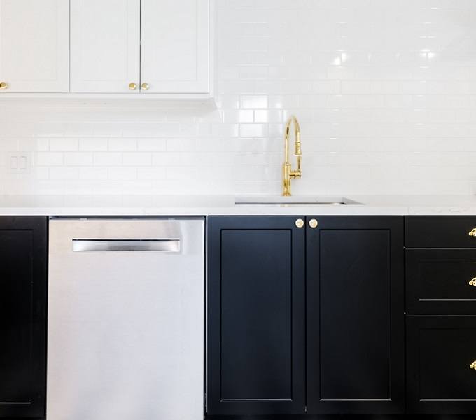 μαύρη και άσπρη κουζίνα