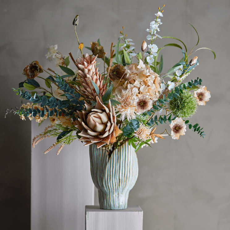 umetno cvetje v vazi