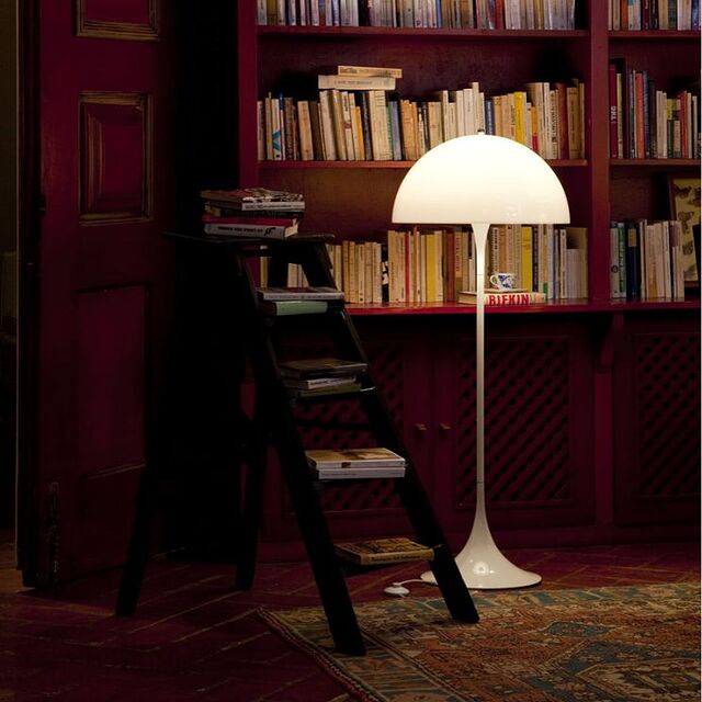 La lampe Panthella s'intègre également bien dans une bibliothèque à domicile