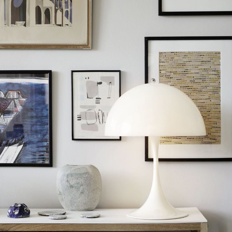 svetilka panthella v spalnici