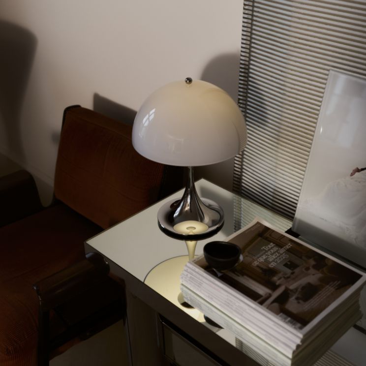 Lampe Panthella de la série Originals : base chromée et abat-jour opalin