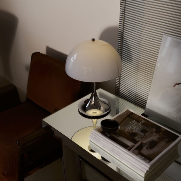 Lampe Panthella de la série Originals : base chromée et abat-jour opalin