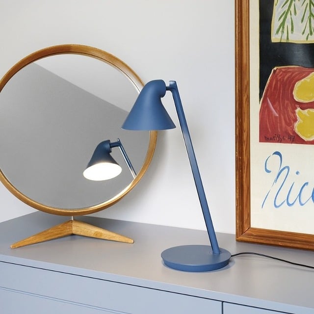 lampe près du miroir