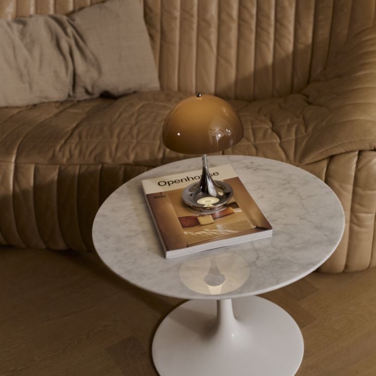 Lampe de table : Panthella avec un abat-jour marron non conventionnel. La série Originals