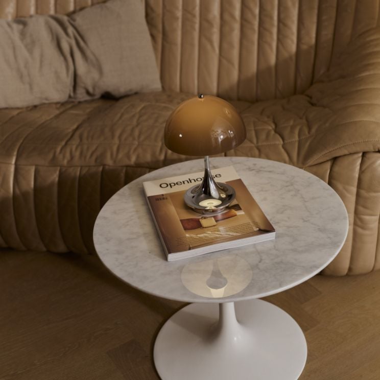 Lampe de table : Panthella avec un abat-jour marron non conventionnel. La série Originals