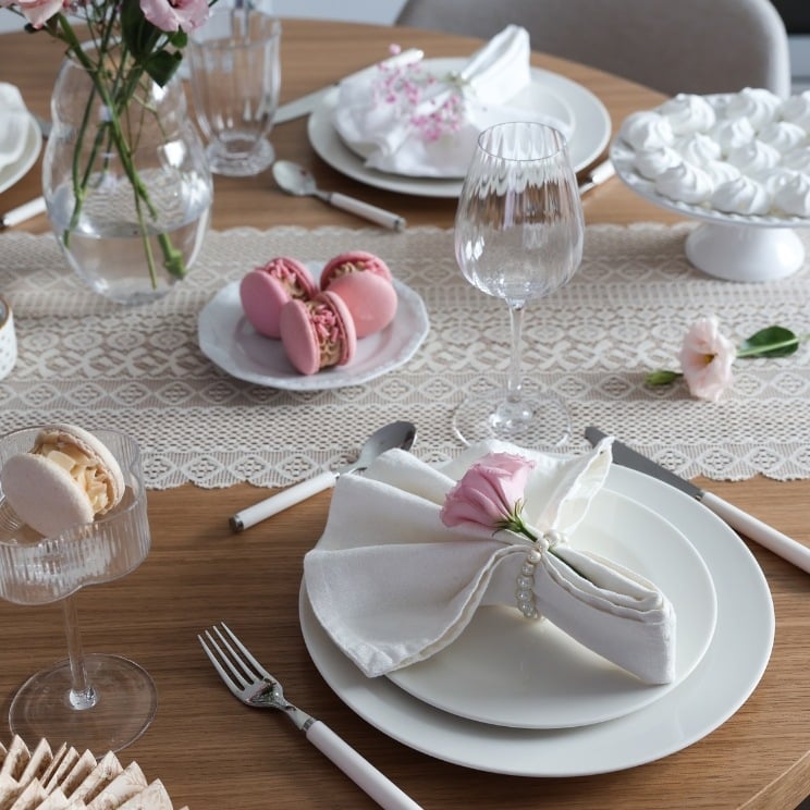 μακαρόν στο τραπέζι