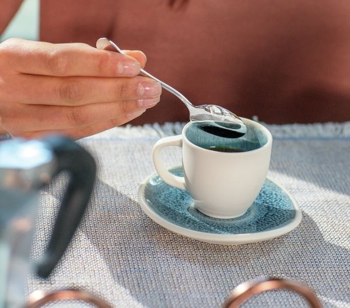 kleine Tasse mit Löffel