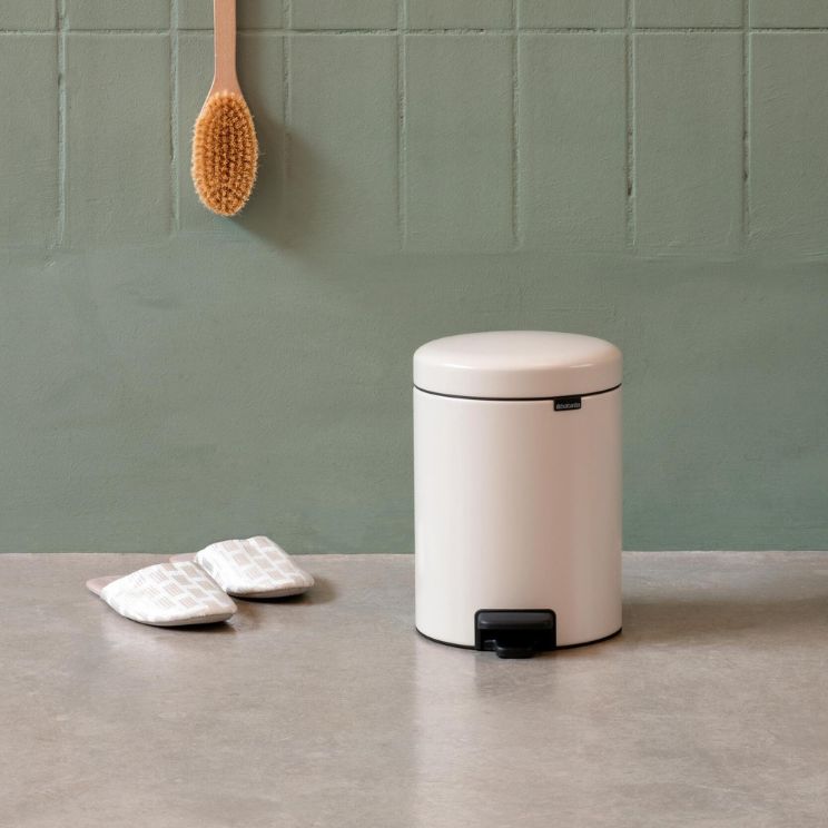 un cubo pequeño será útil en cada baño