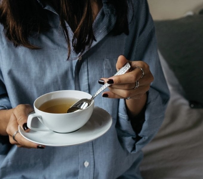 Umrühren von Kaffee mit einem Löffel