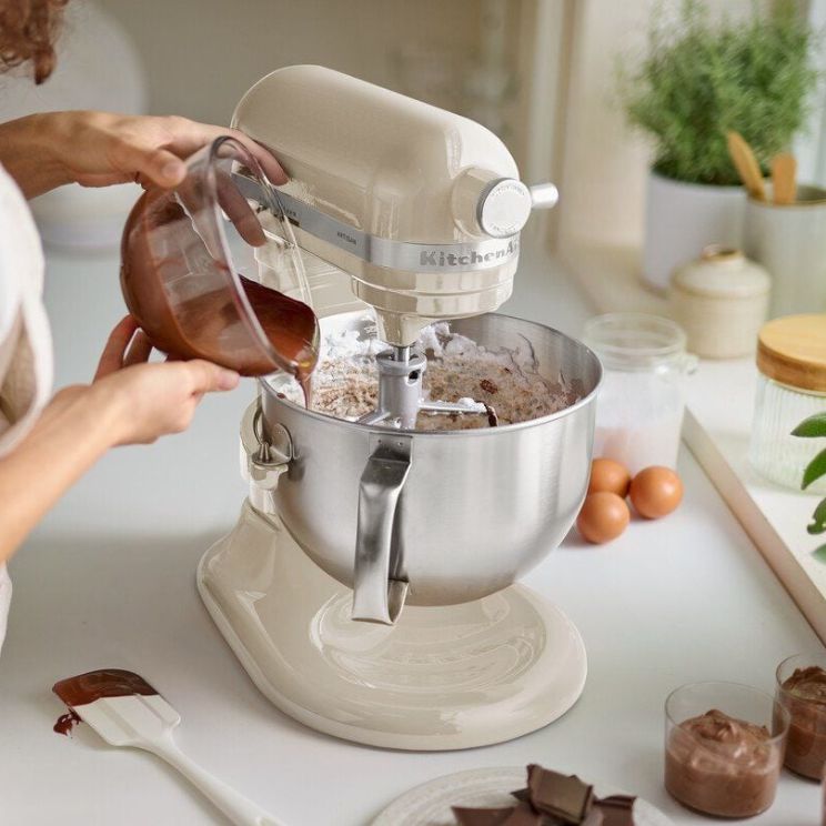 KitchenAid røremaskine på et køkkenbord