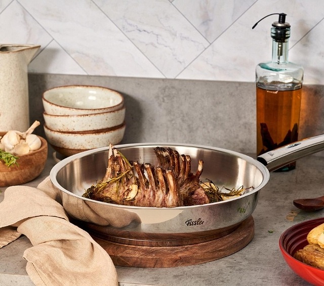 μπολ δίπλα στο τηγάνι