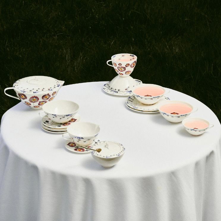 Midnight Flowers zdjele i tanjuri by Serax na vrtnom stolu