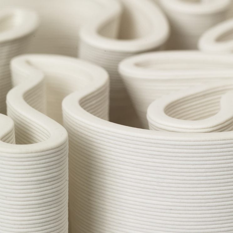 intrincadas decoraciones en el jarrón dedali