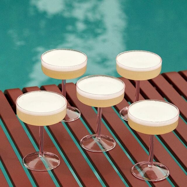 mocktail podany w ozdobnych kieliszkach od razu smakuje o wiele lepiej