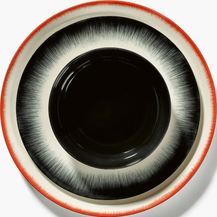 Posuđe iz kolekcije Da by Serax s crnim i crvenim rubovima