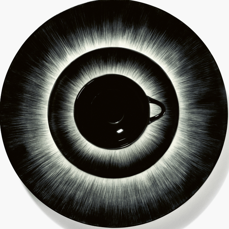 Posuđe iz kolekcije Da by Serax u crnoj boji