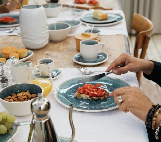 vaisselle bleue sur la table