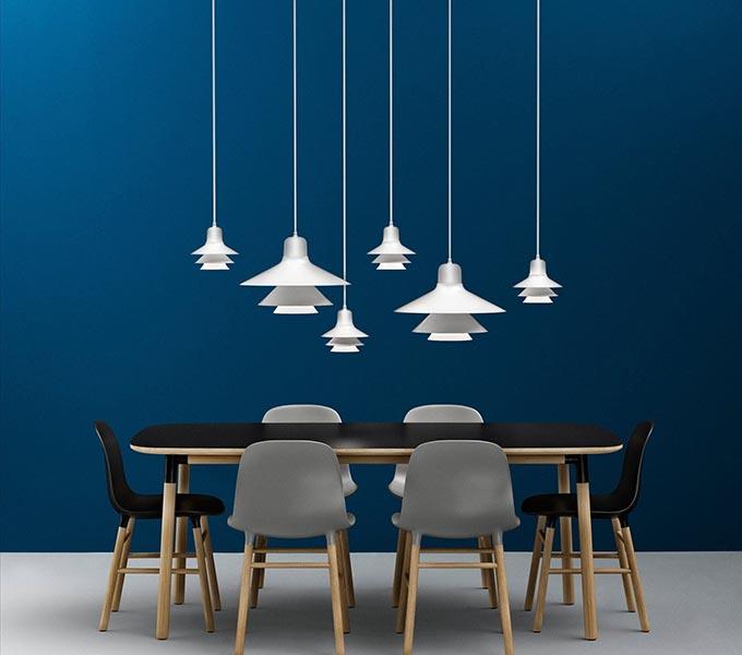 mur bleu table chaises salle à manger lampes