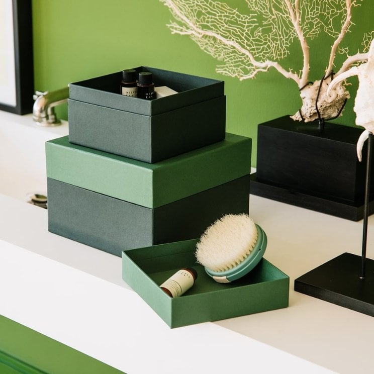 envoltorio de regalo: caja verde con punto y coma