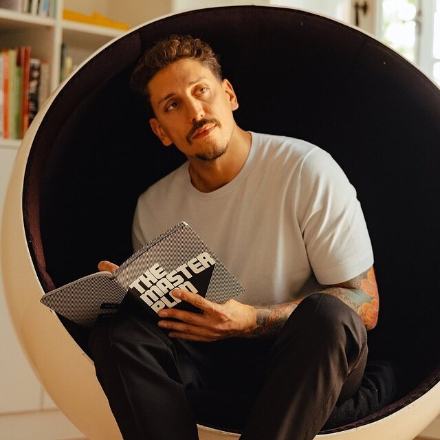 Gentleman dans un fauteuil