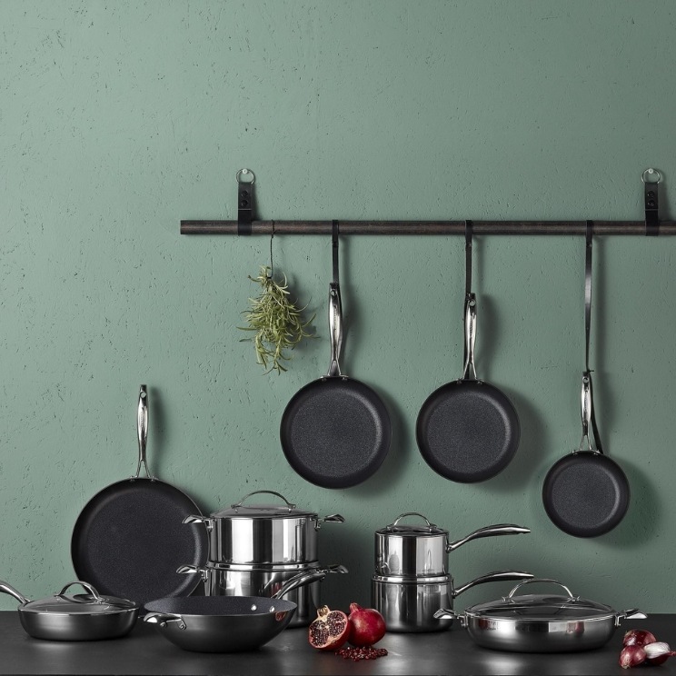 sartenes Scanpan en un riel de cocina