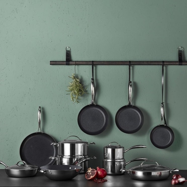 sartenes Scanpan en un riel de cocina