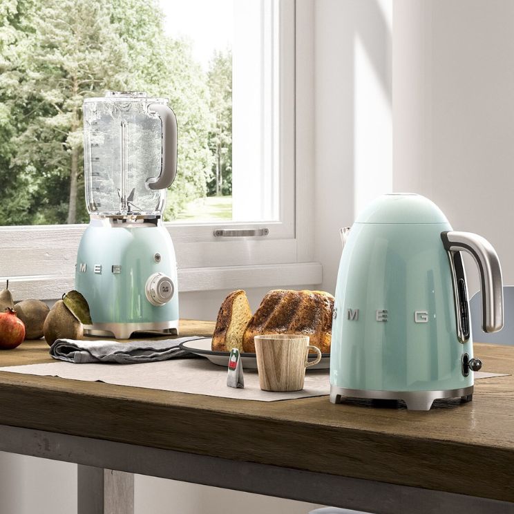 Bouilloire électrique Smeg pistache sur une table de cuisine