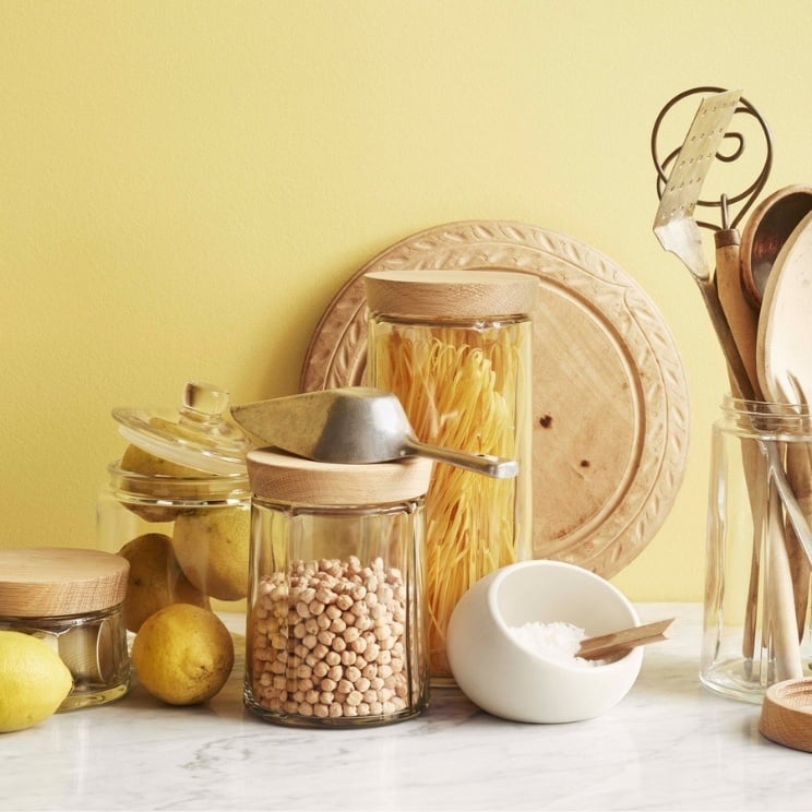 kuhinjski spremnici na stolu