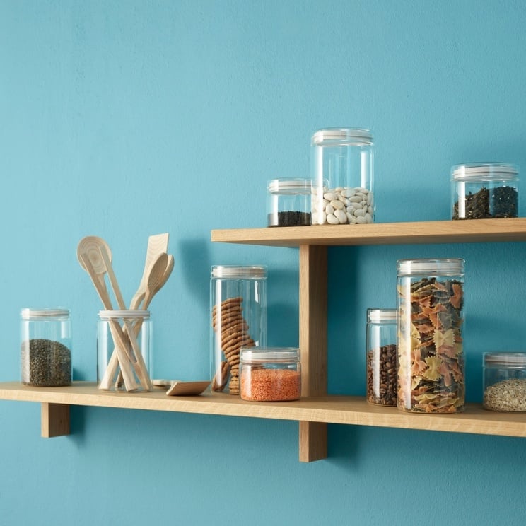 posude na plavoj pozadini