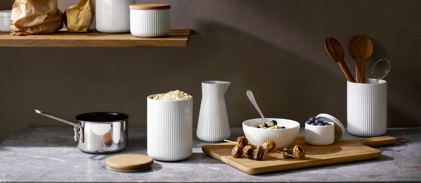 spremnici na tamnom zidu