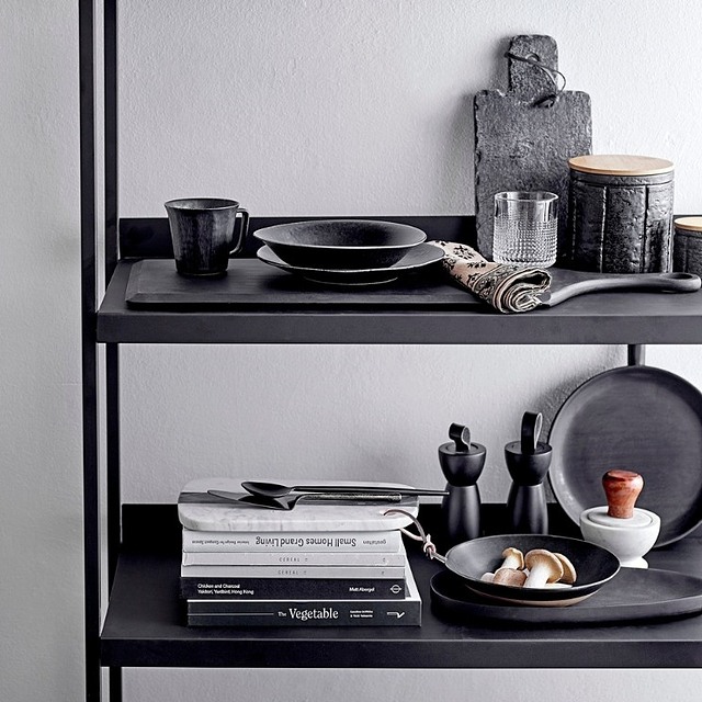 étagères avec vaisselle