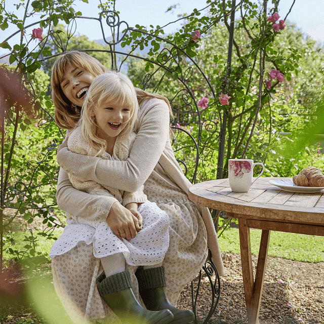 Porcelan Garden Rose na vrtu
