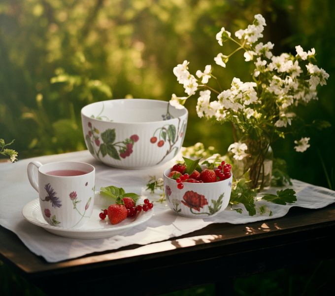 Poletni porcelan Kahler na vrtni mizi