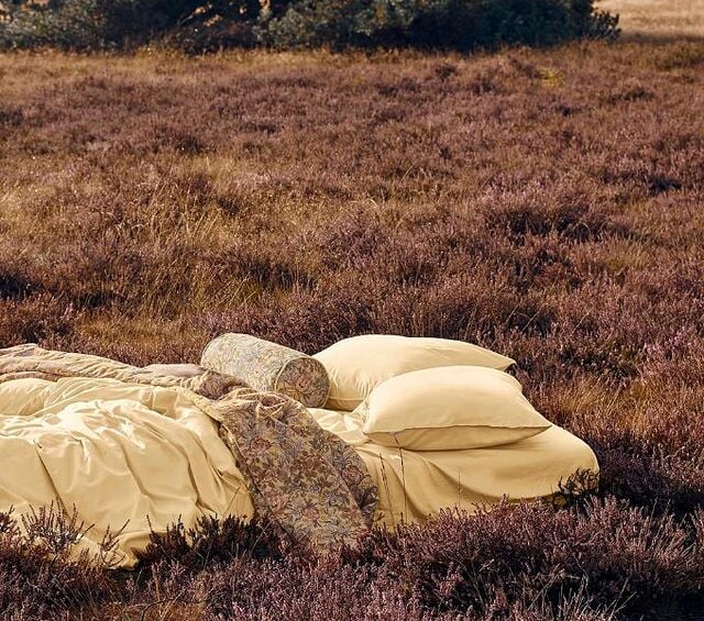 Cvetlična posteljnina na travniku