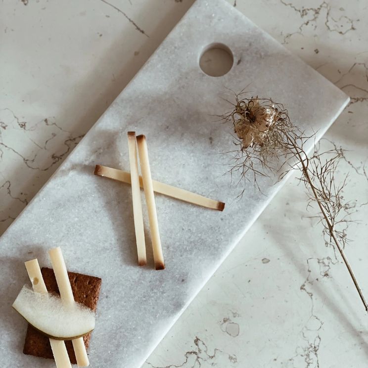 cadeau de pendaison de crémaillère : planche de service en marbre