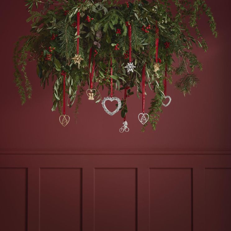 poklon od 80 


: vijenac na crvenom zidu