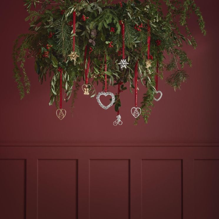 poklon od 80
: vijenac na crvenom zidu