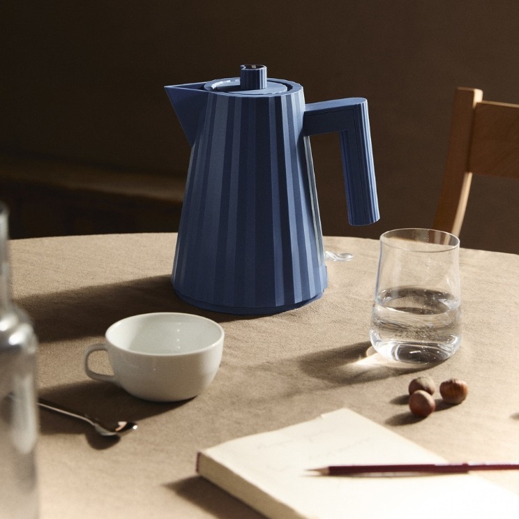 regalos alessi: tetera plisse