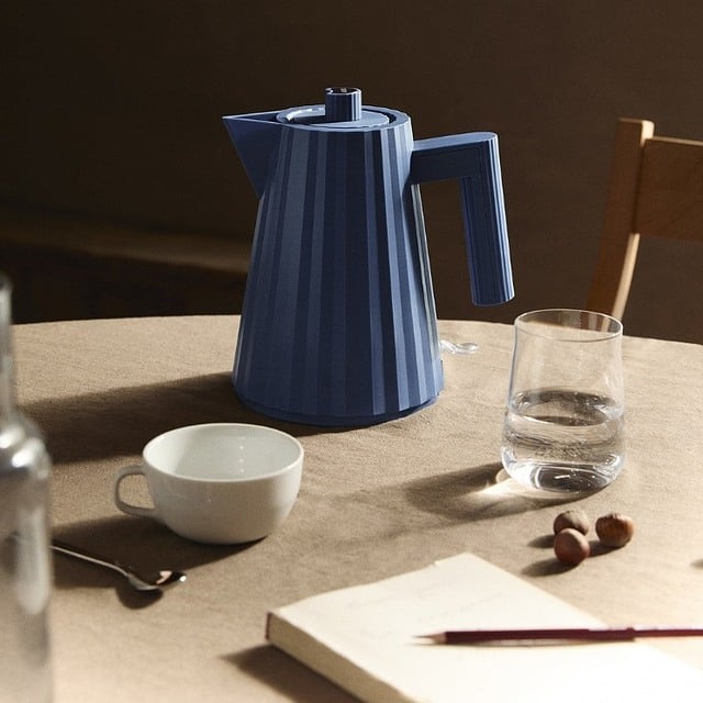 regalos alessi: tetera plisse