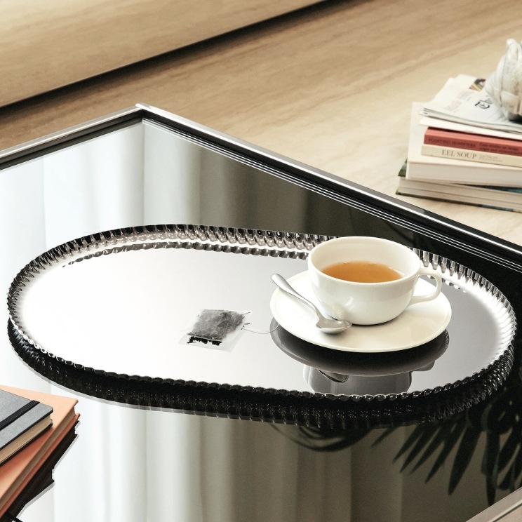 bandeja sencilla y espejada de la marca italiana Alessi: abraza el acero