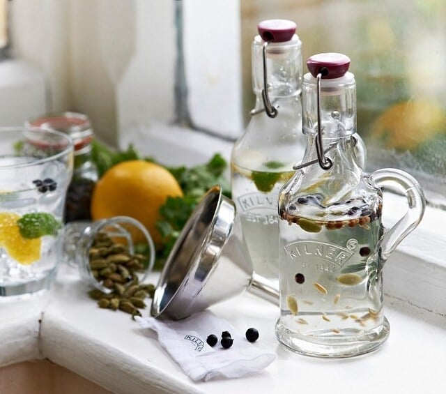 conserves sur le rebord de la fenêtre