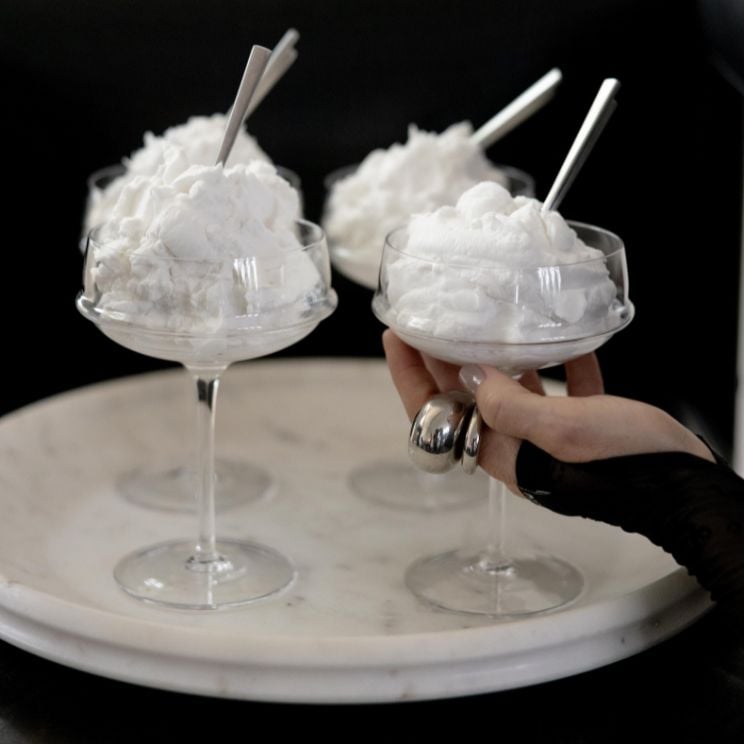 Copas de postre llenas de nata montada