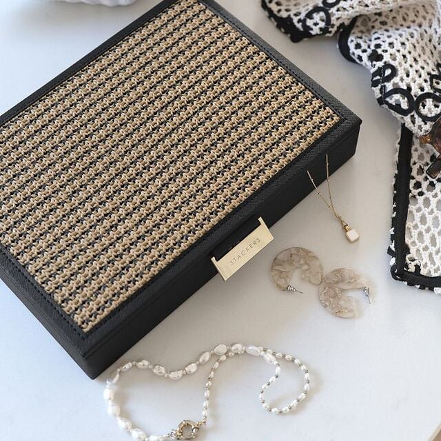 boîte à bijoux avec des éléments en raphia